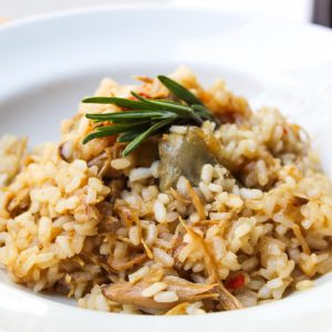 Arroz meloso de conejo de campo y alcachofas