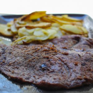 Escalopín de ternera rosada con patata panadera
