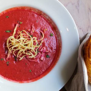 Gazpacho de remolacha con wanton frito