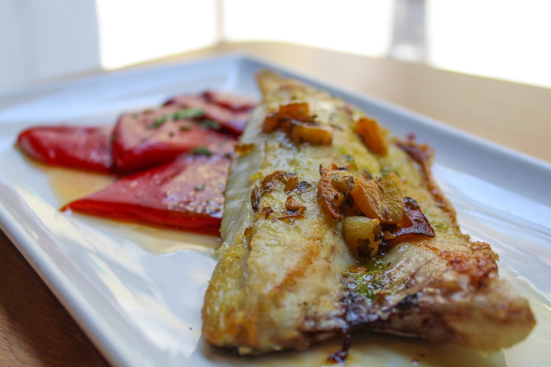 Lubina asada con refrito de ajo y piquillo Lubina asada con refrito de ajo y piquillo