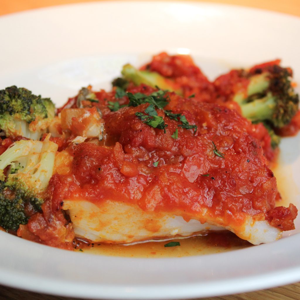 Bacalao asado con tomate y brócoli salteado