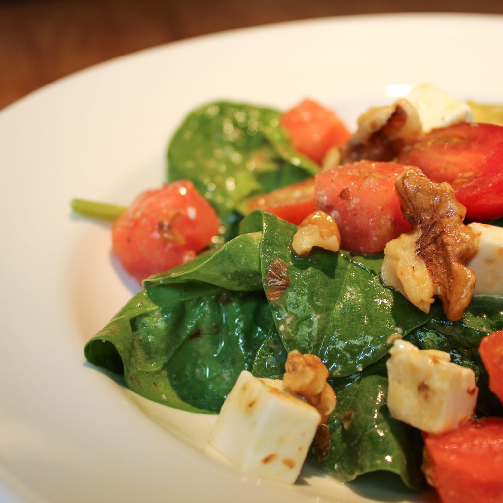 Ensalada de espinaca, tomate, sandía, queso fresco, nueces y vinagreta de miel