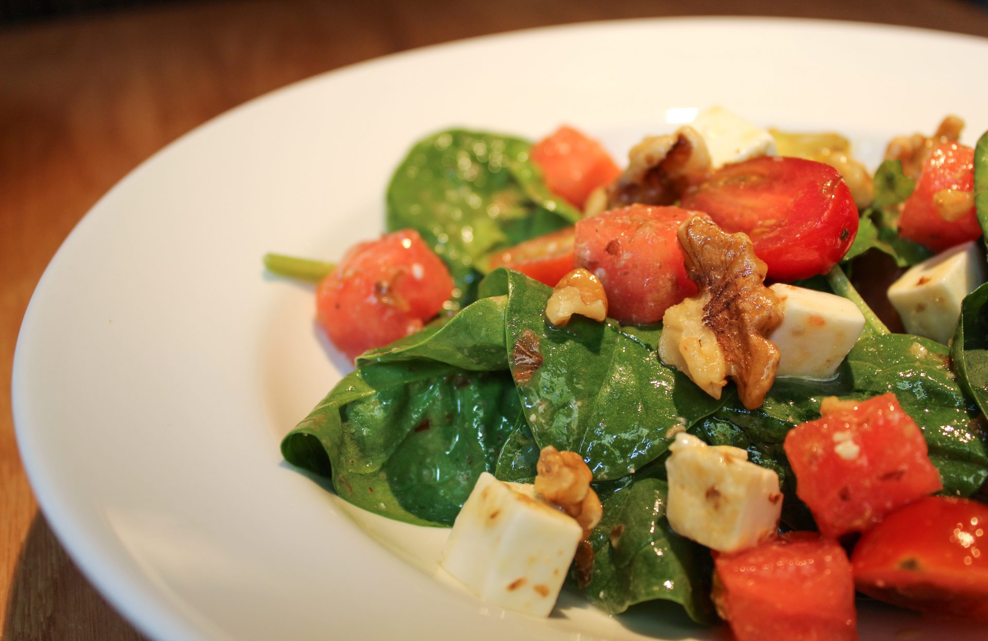 Ensalada de espinaca, tomate, sandía, queso fresco, nueces y vinagreta de miel Ensalada de espinaca, tomate, sandía, queso fresco, nueces y vinagreta de miel