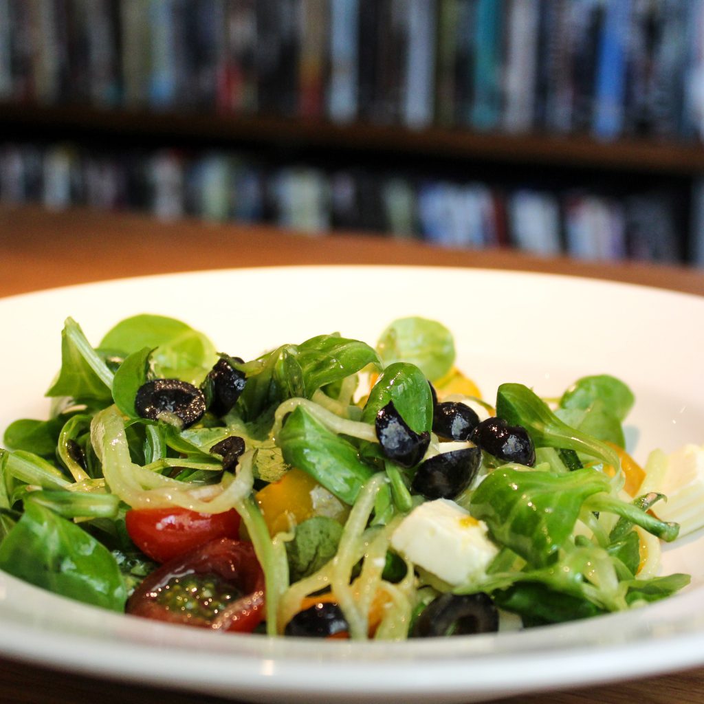 Ensalada griega con aceituna negra, pepino y queso feta de oveja