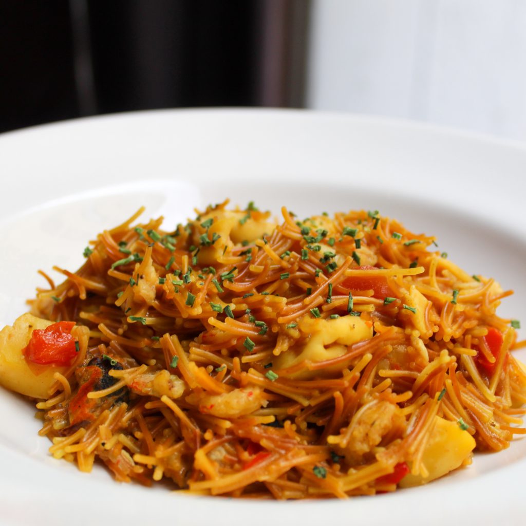 Fideuá marinera con calamares, mejillones y gambas