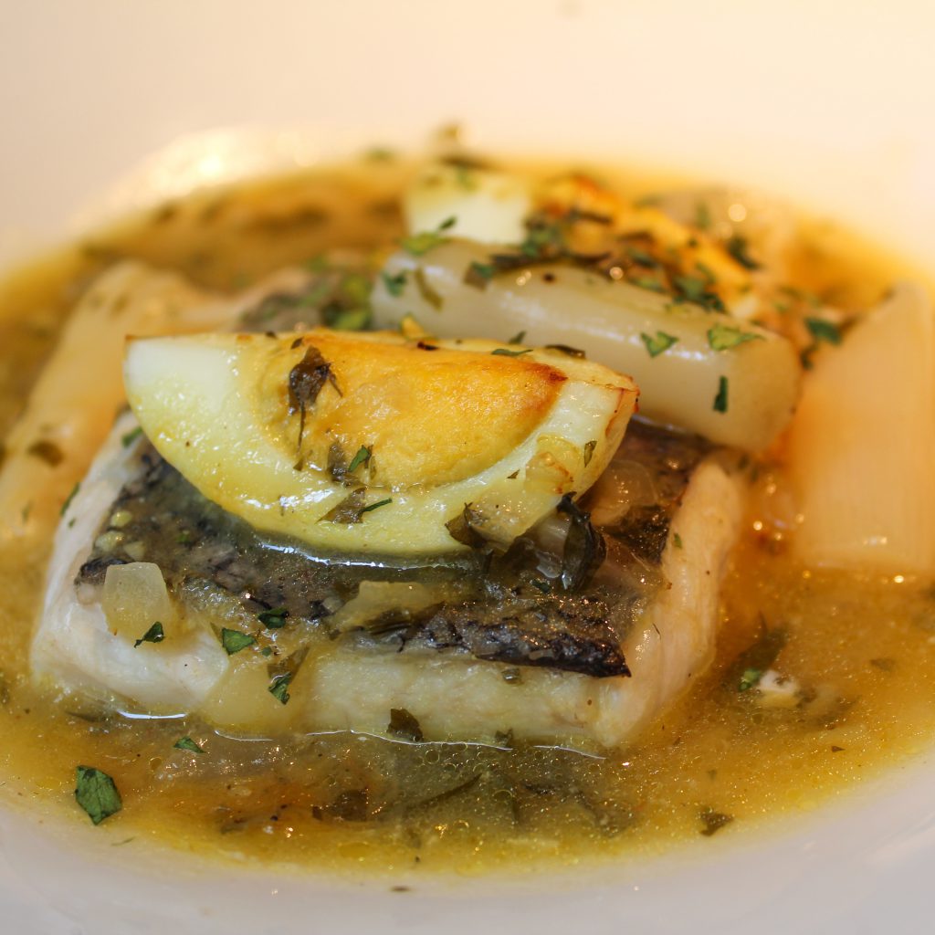 Merluza en salsa verde con espárragos blancos:Users:lauraduran:Desktop:S.Menú Diurno y huevo cocido.