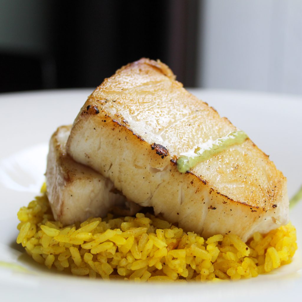 Pez mantequilla a la plancha, acompañado de arroz jazmín al aroma de curry y salsa tártara de albahaca