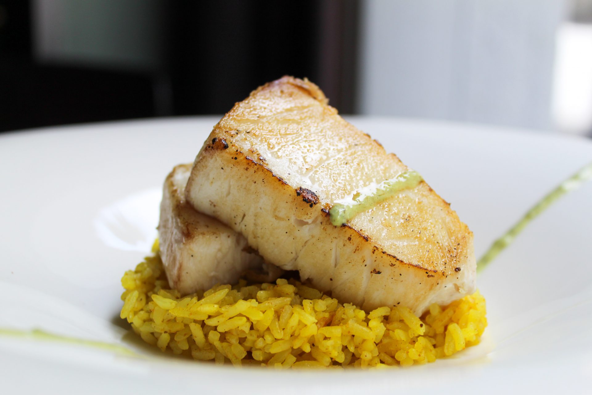 Pez mantequilla a la plancha, acompañado de arroz jazmín al aroma de curry y salsa tártara de albahaca Pez mantequilla a la plancha, acompañado de arroz jazmín al aroma de curry y salsa tártara de albahaca