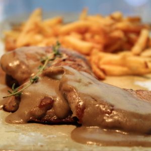 Solomillo de cerdo con salsa de boletus trufado y patatas fritas