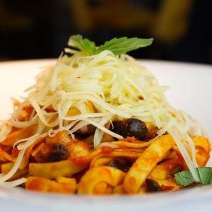 Tagliatelle a la puttanesca con tomate, anchoa, aceitunas negras y un toque de guindilla