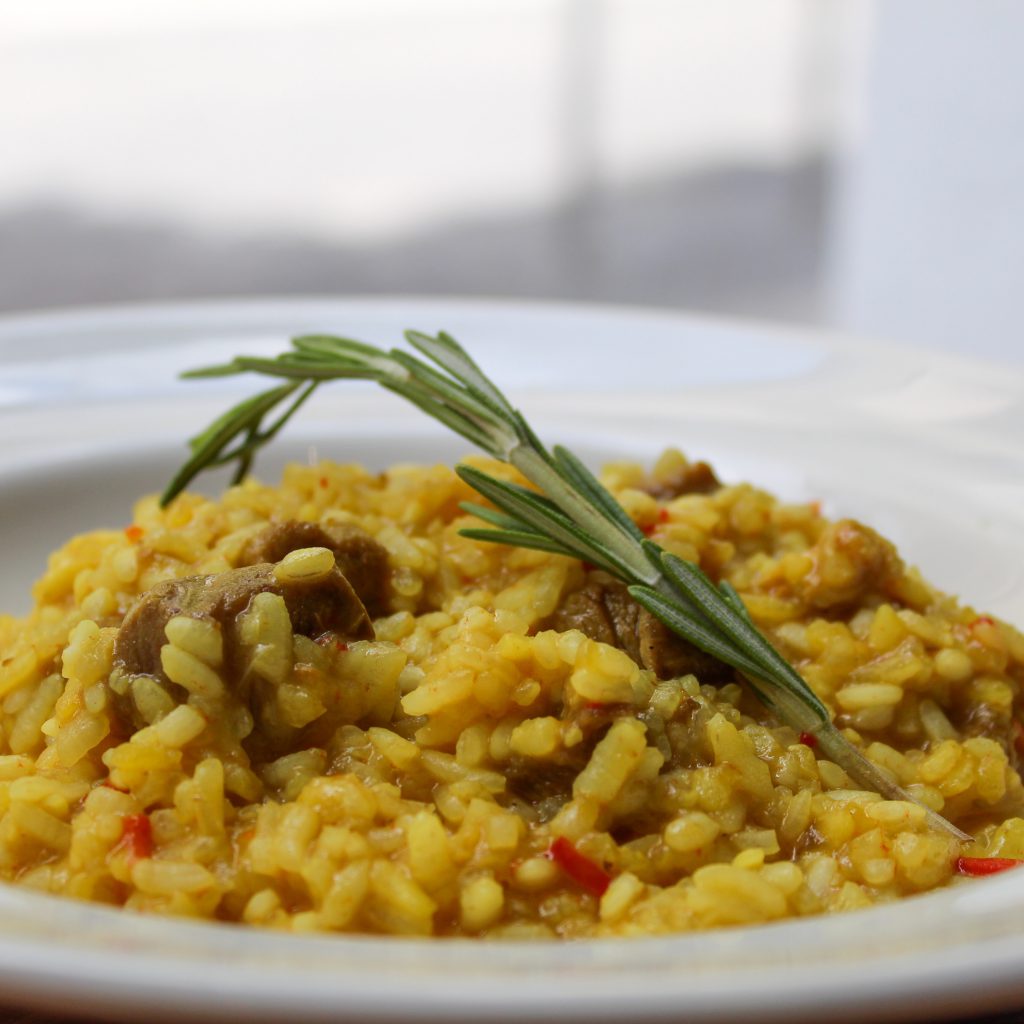 Arroz meloso con cerdo y verduras al romero