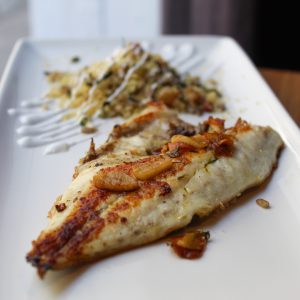 Dorada asada con cuscus, pipas y salsa de yogurt