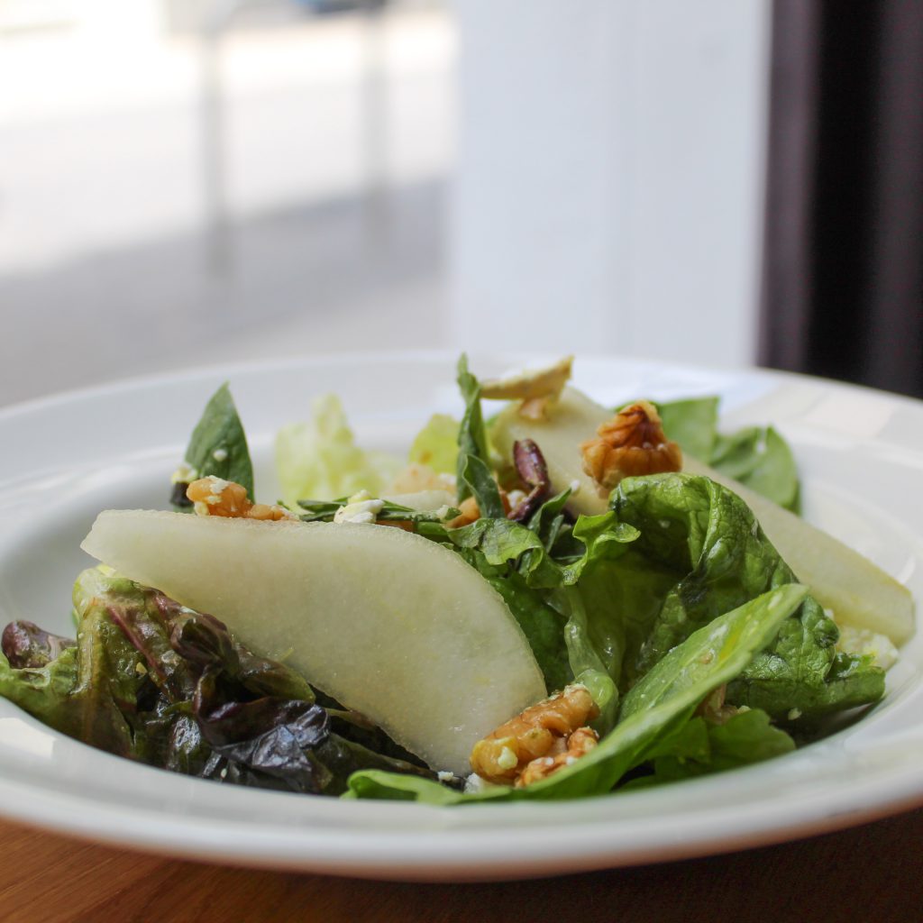 Ensalada de brotes y espinacas con pera, queso de cabra, nueces y vinagreta de mostaza a la miel