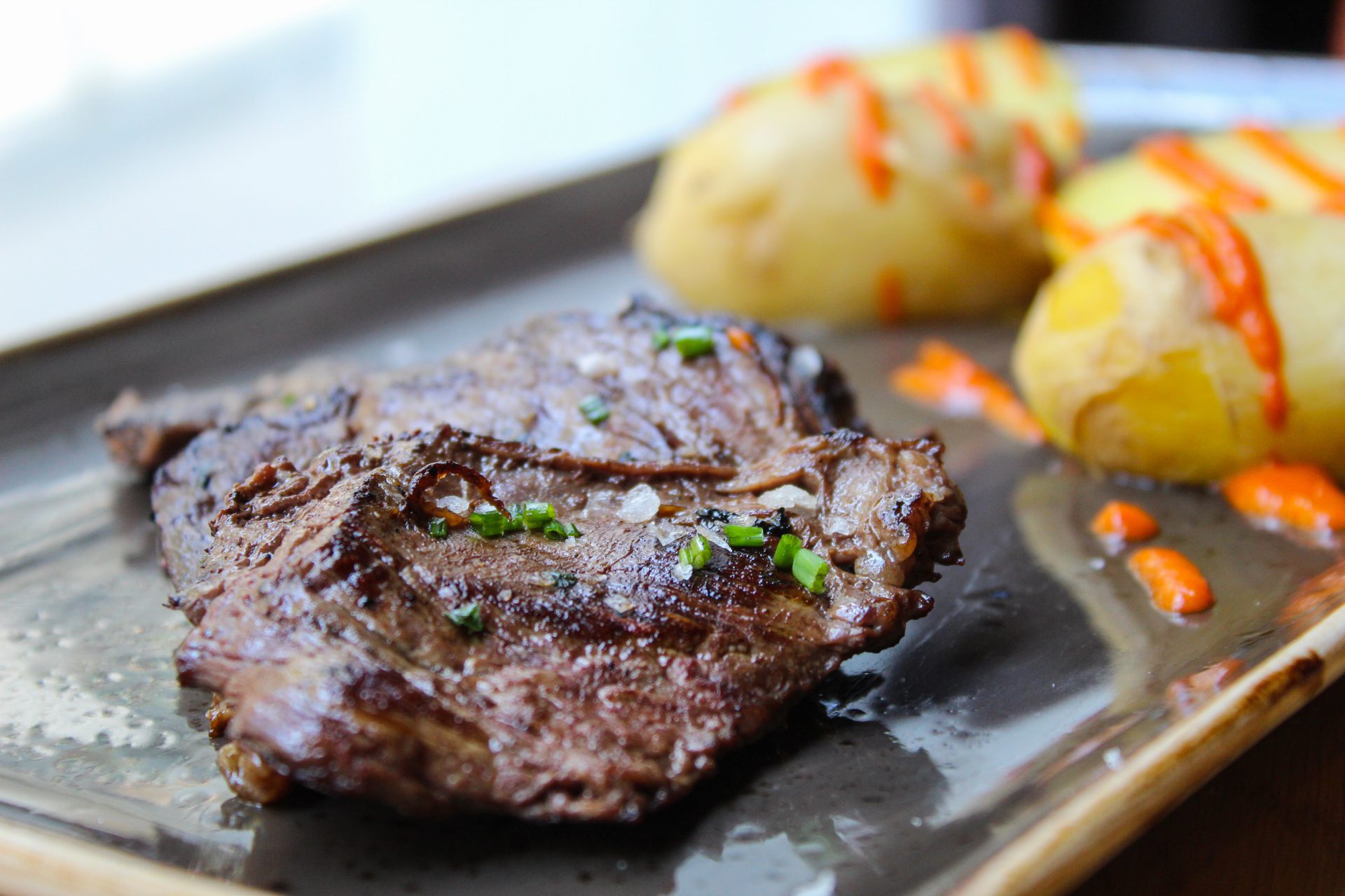 Entraña de ternera con papas arrugas y mojo rojo picón