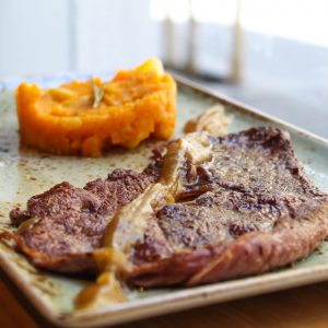 Escalopín de ternera con patatas revolconas y puré de cebolla dulce