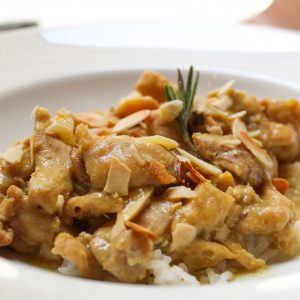 Pollo en pepitoria con almendras y arroz pilaf.