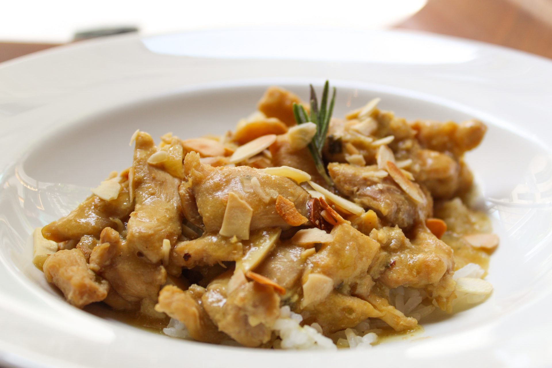 Pollo en pepitoria con almendras y arroz pilaf. Pollo en pepitoria con almendras y arroz pilaf.