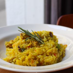 Arroz meloso con cerdo, hortalizas y trigueros