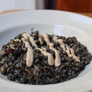 Arroz negro meloso con chipirones, gambas y mejillones con alioli ajo negro