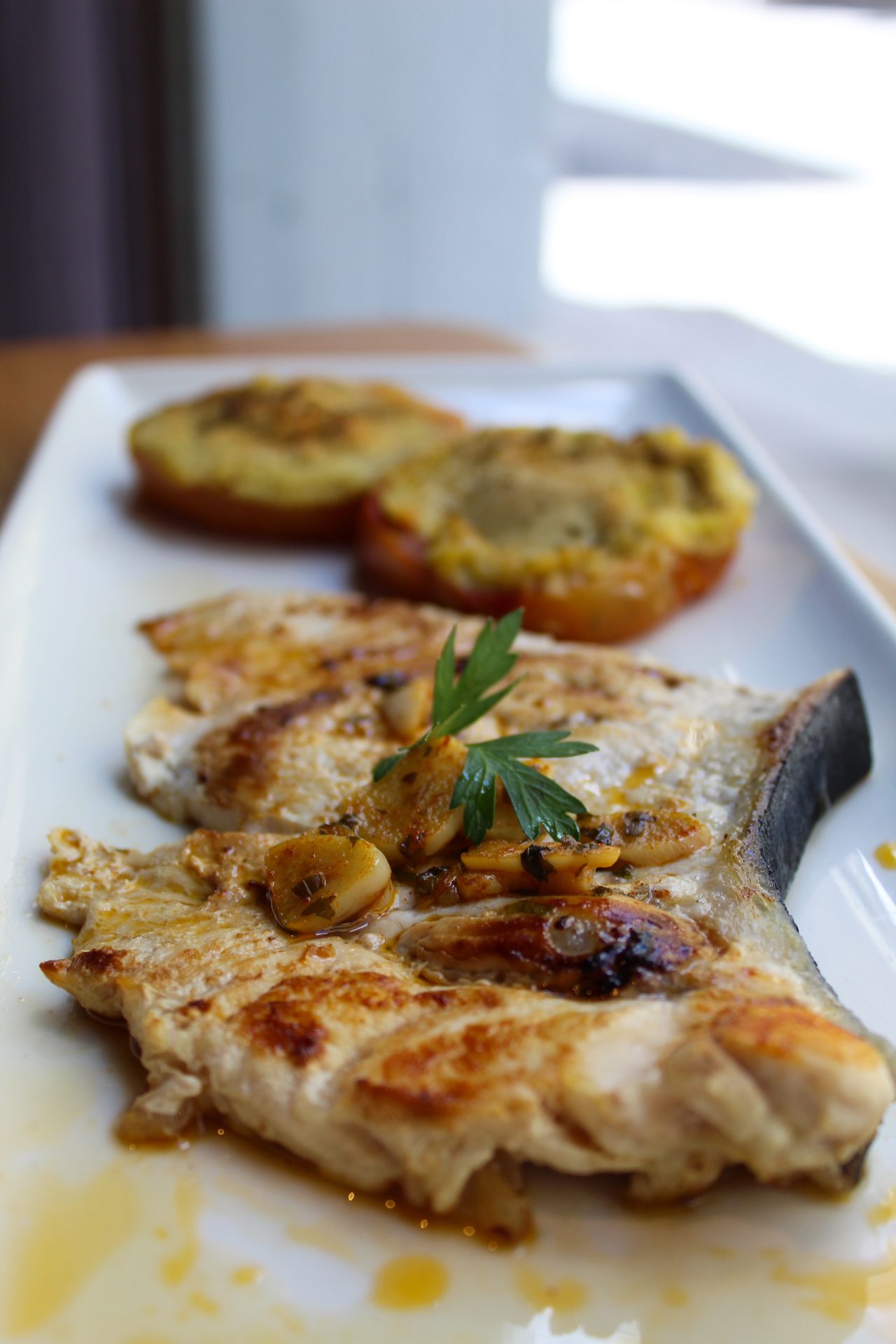 Emperador a la plancha con tomate provenzal Emperador a la plancha con tomate provenzal