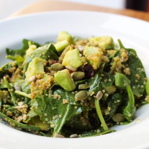 Ensalada de espinaca, quinoa, judías verdes, aguacate, pipas y vinagreta dulce