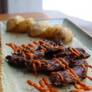Entraña de ternera con mojo rojo y papas arrugas