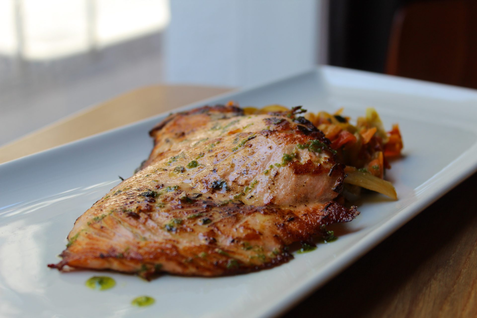 Salmón asado con cilantro y lima, sobre cama de verduras Salmón asado con cilantro y lima, sobre cama de verduras