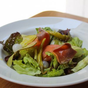 Ensalada de brotes verdes y salmón ahumado con encurtidos cebolleta y vinagreta de miel