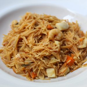 Fideuá marinera con gambas, mejillones y calamares