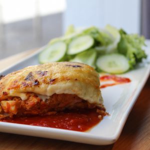 Lasaña de atún con base de tomate cassé acompañado de ensalada verde