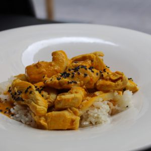 Pollo al curry madras con arroz jazmín vaporizado