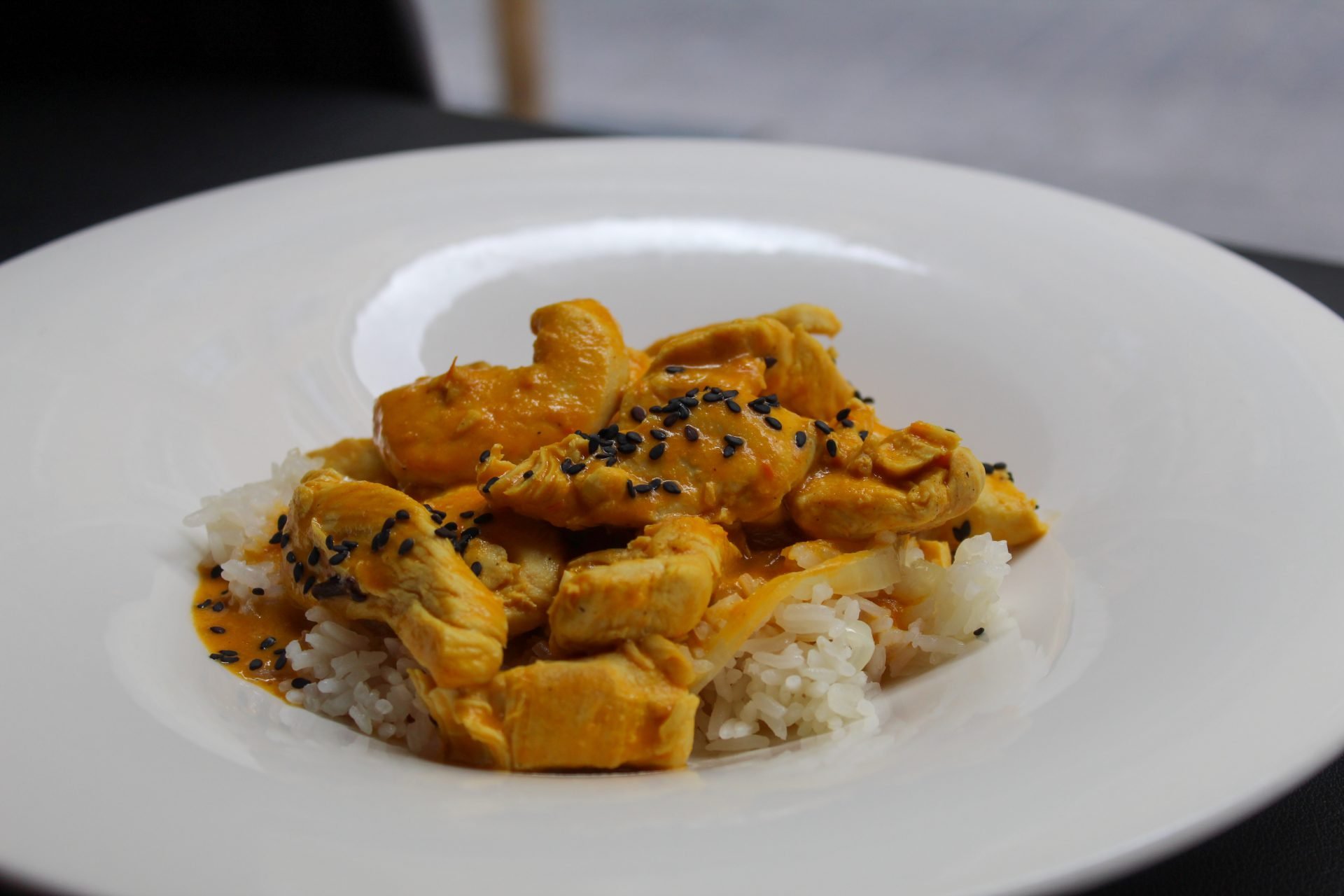 Pollo al curry madras con arroz jazmín vaporizado Pollo al curry madras con arroz jazmín vaporizado