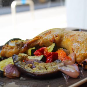 Pollo asado piri-piri acompañado de verduras asadas