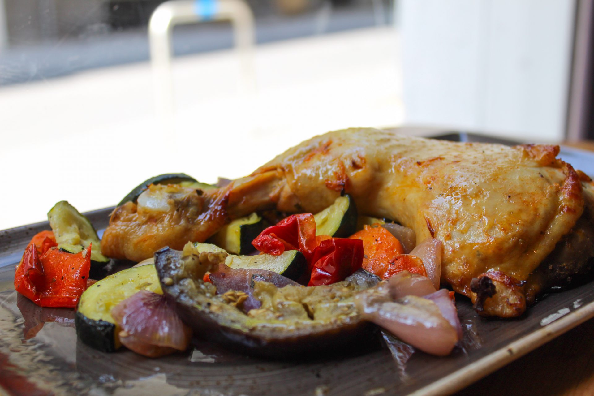 Pollo asado piri-piri acompañado de verduras asadas Pollo asado piri-piri acompañado de verduras asadas