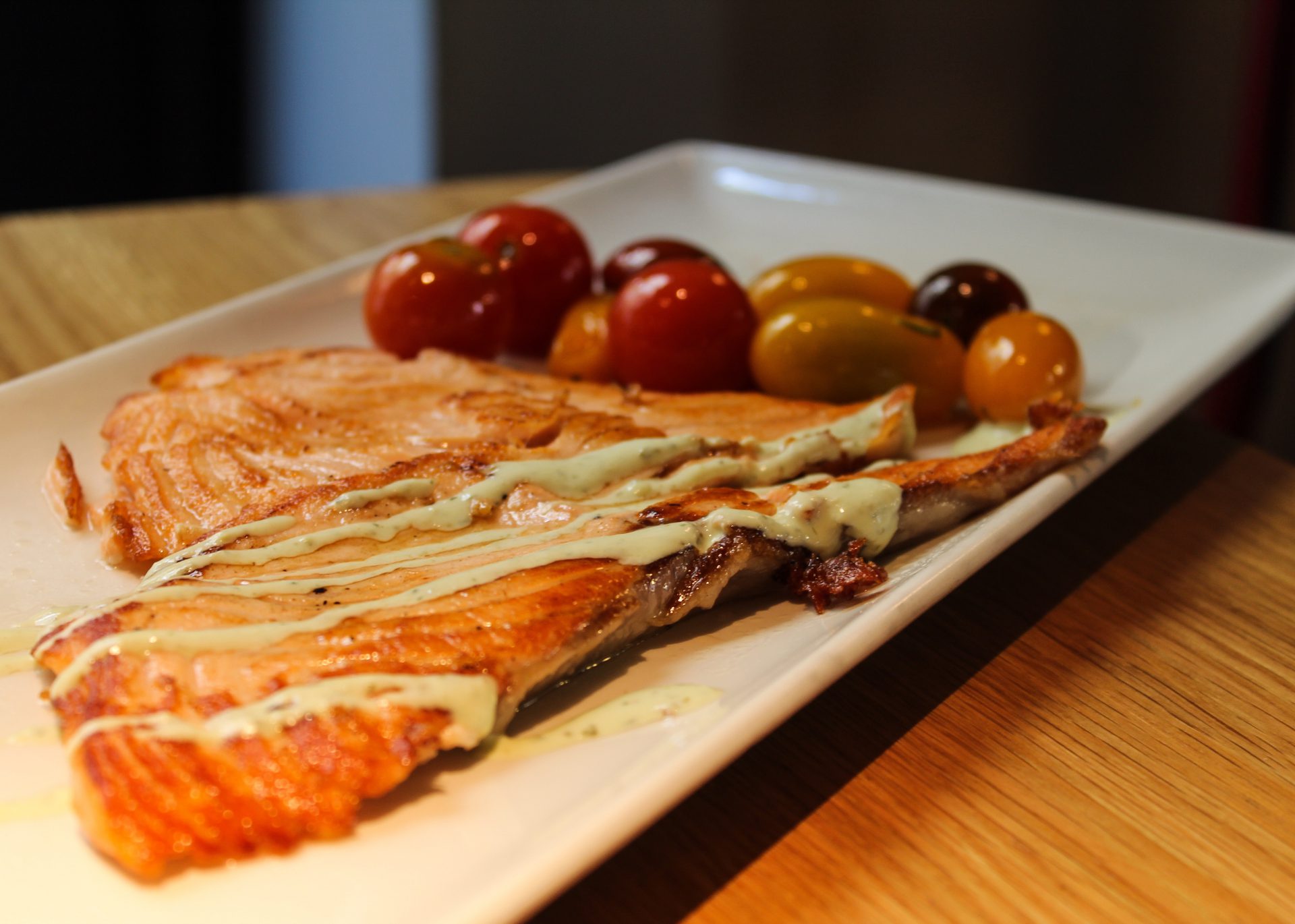 Salmón asado con trío de tomates cherry al romero Salmón asado con trío de tomates cherry al romero
