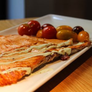 Salmón asado con trío de tomates cherry al romero