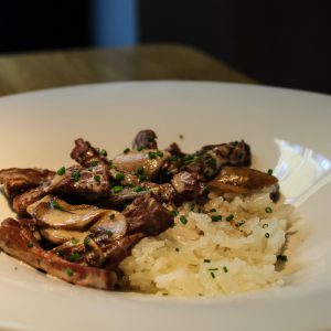 Stroganoff de ternera con champiñones silvestres y arroz pilaf