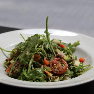 Taboulé de lentejas con crudités de verduras y rúcula