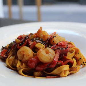Tagliatelle salteado con gambas, hortalizas y salsa hoisin