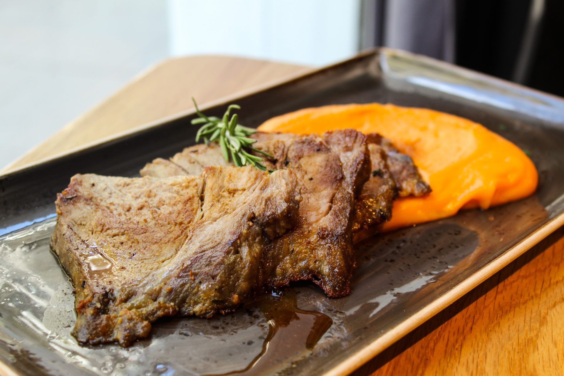 Aguja de cerdo asada marinada con mostaza y hierbas con puré de boniato Aguja de cerdo asada marinada con mostaza y hierbas con puré de boniato