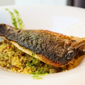 Dorada asada con base de cuscús con hortalizas
