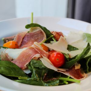 Ensalada de espinacas con jamón ibérico, queso manchego, tomate cherry y vinagreta de higos