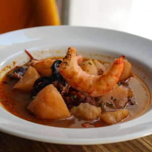 Guiso de patatas con pulpitos y gambón rojo