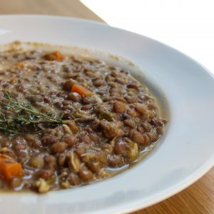Lenteja rubia con codornices guisadas deshuesadas