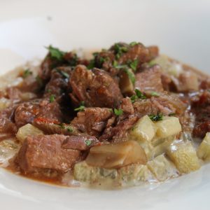 Ragout de ternera con hortalizas y setas acompañado de risotto de patata