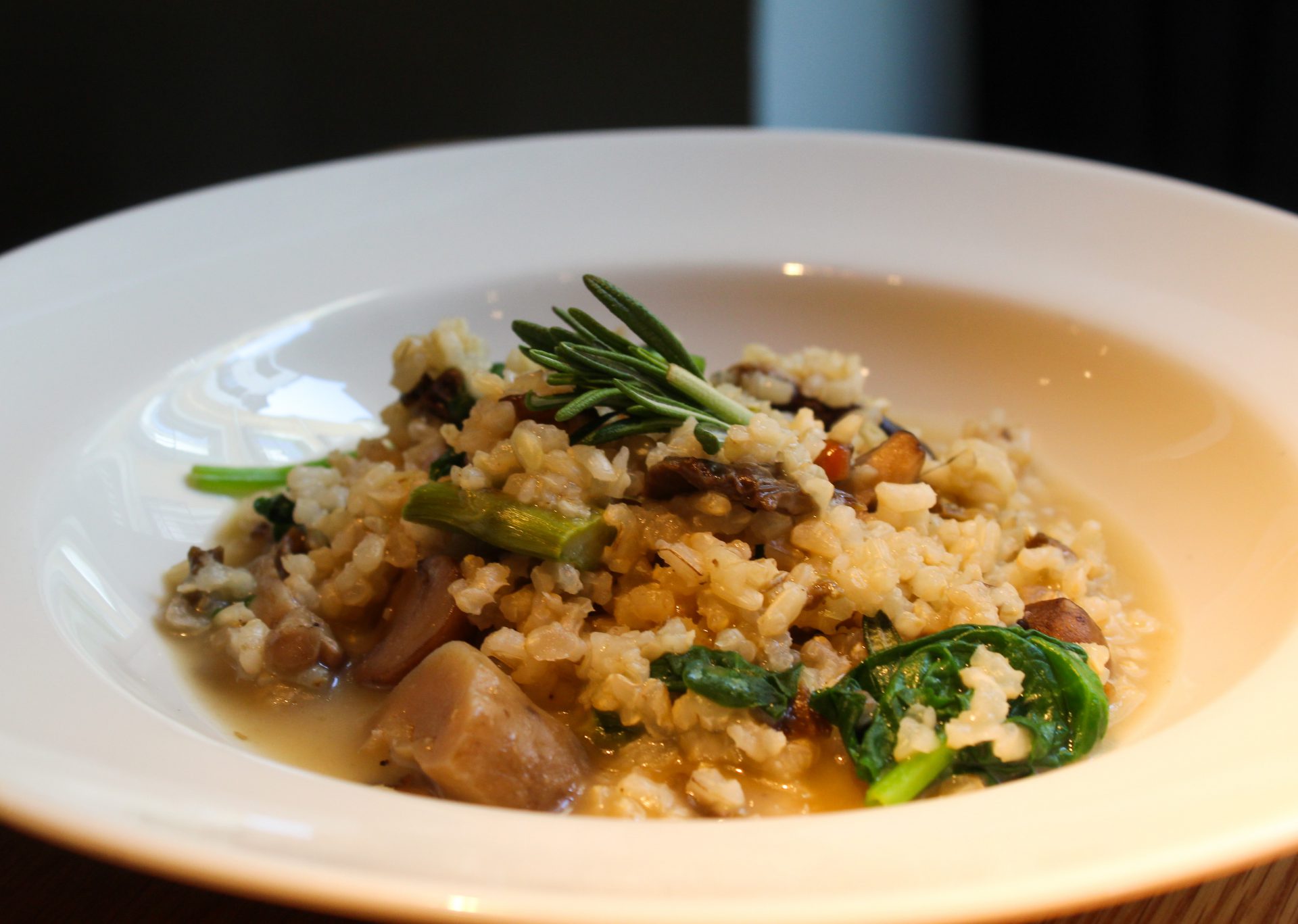 Arroz integral caldoso, con trigueros, setas de otoño y espinacas Arroz integral caldoso, con trigueros, setas de otoño y espinacas