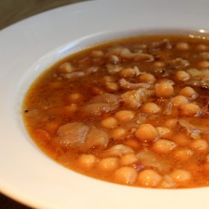 Garbanzos guisados con manitas de cerdo