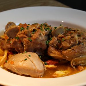 Ossobuco de pavo con patatas fritas al ajo
