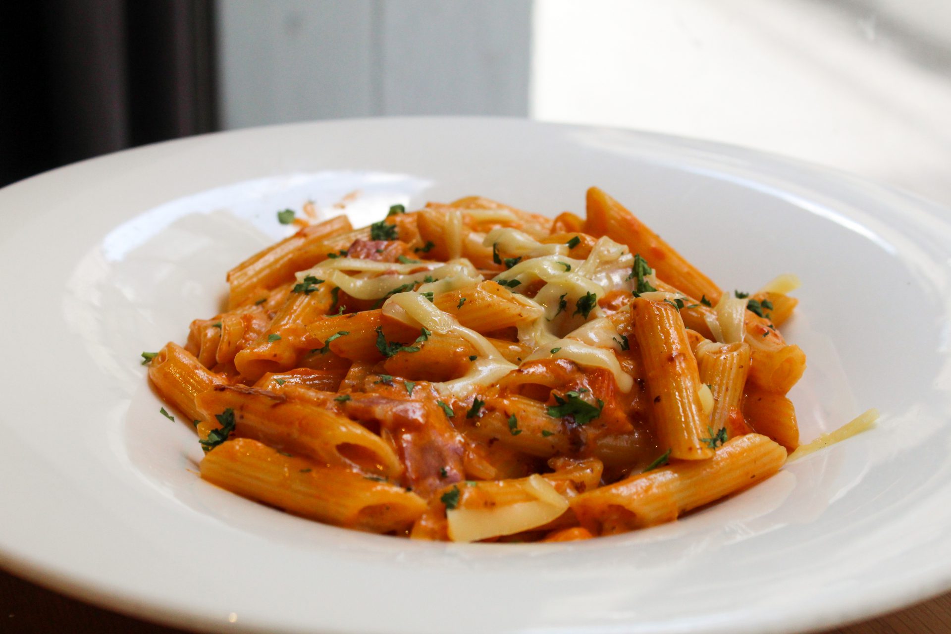 Penne rigatte a la Amatriciana con bacon, salsa de tomate casera, nata, una pizca de Cayena y parmesano rallado Penne rigatte a la Amatriciana con bacon, salsa de tomate casera, nata, una pizca de Cayena y parmesano rallado