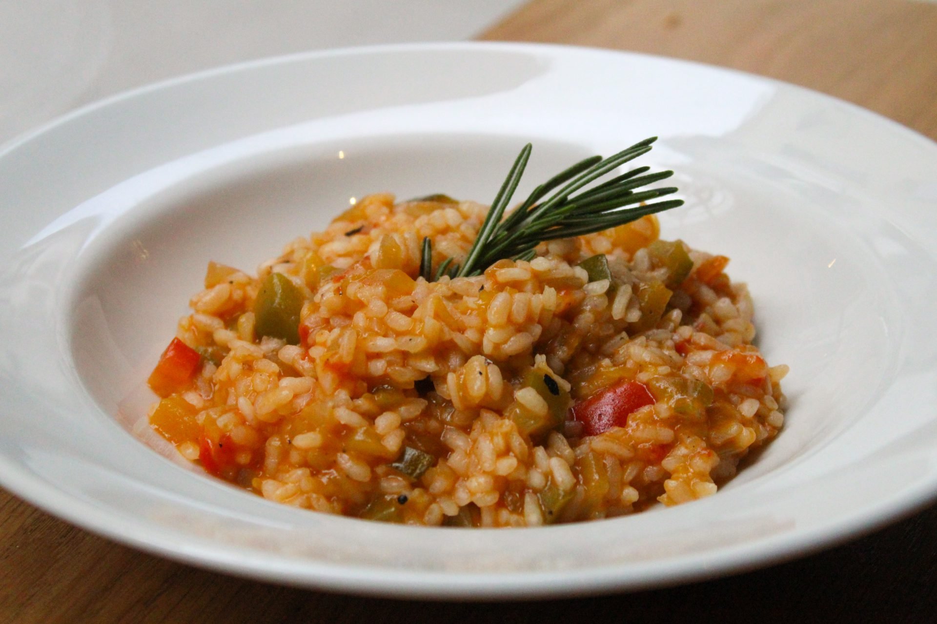 Arroz meloso de hortalizas con alioli de ajo negro